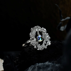 Ring aus S925 Silber mit unregelmäßiger Textur und schillerndem Mondstein auf Stein