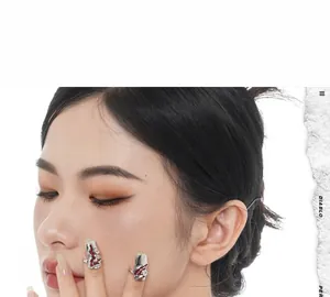 Bague de bout de doigt argentée chic avec émail rouge et zircon sur un mannequin