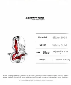 Détails macro de la bague en argent S925 au design lave avec émail rouge vif