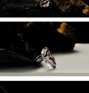 Détail de la bague en argent S925 avec émail rouge et texture de métal liquide