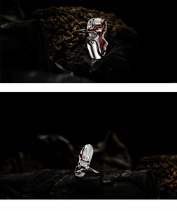 Détail macro de bague asymétrique en argent avec émail rouge sur charbon noir