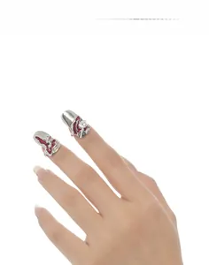 Détail macro d'une bague en argent S925 avec émail rouge et pierre de zircon