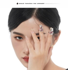 Détail d'une bague ongle en argent S925 avec émail rouge et style métal liquide
