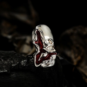 Bague ouverte en argent S925 avec texture métal liquide et émail rouge profond