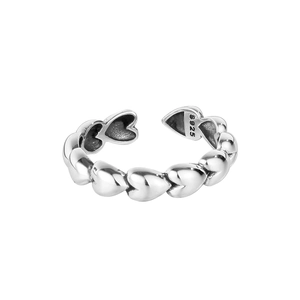 Anello aperto retrò in argento 925 con elementi a cuore lucidi e fascia regolabile