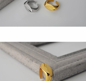 Vista macro degli anelli geometrici in argento S925 con finiture a specchio oro e argento