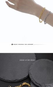 Détail des bracelets chaîne Figaro en argent S925 et or avec fermoir mousqueton sur pierre