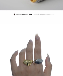 Combinazione artistica di un anello testurizzato dorato e un anello geometrico argento