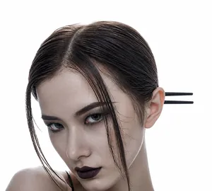 Dettaglio di una forcina per capelli in metallo nero opaco dal design moderno