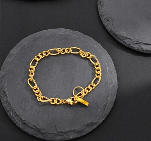 Vue détaillée du bracelet à chaîne Figaro plaqué or avec un fermoir mousqueton sûr