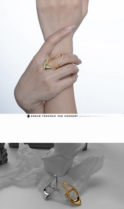 Detailansicht hohler geometrischer Ringe in Silber und Gold mit Tropfen-Design