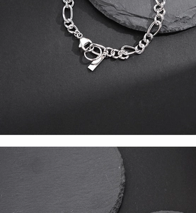 Détail d'un bracelet gourmette en argent sterling S925 avec fermoir mousqueton sur roche