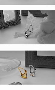 Detailansicht hohler geometrischer Tropfenringe in Silber und Gold mit Metalleffekt