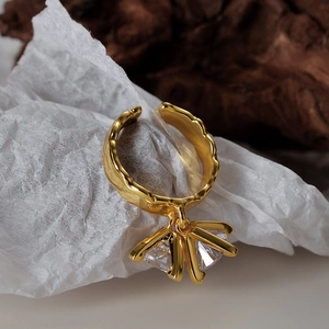 Adjustable gold ring with hammered texture and three hanging triangular zircons