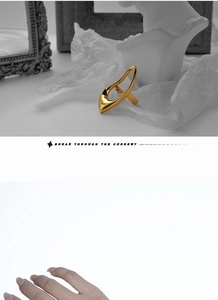 Künstlerische Nahaufnahme eines goldenen Rings mit abstraktem flüssigem Design