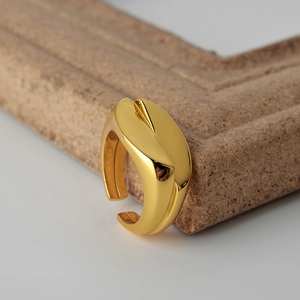 Anello minimalista in argento S925 placcato oro con design geometrico astratto piegato