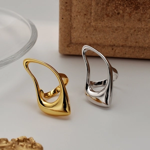 Abstrakter geometrischer hohler Tropfenring in poliertem Gold- und Silber-Finish