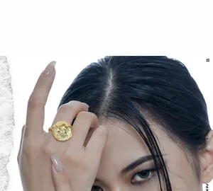 Goldener Ring mit unregelmäßiger Hammerschlag-Textur an einem Model im Vintage-Stil