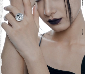 Nahaufnahme eines klobigen S925 Silberrings mit Lava-Textur am Finger eines Models