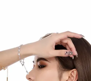 Detail eines S925 Sterling Silber Armbands mit funkelnden runden Zirkonia-Steinen