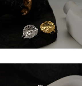 Nahaufnahme von S925 Sterling Silber Ringen mit unregelmäßiger Textur auf schwarzem Hintergrund