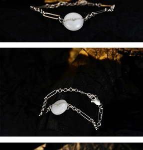 Detailansicht des S925 Silberarmbandes mit weißem Jadestein auf schwarzem Hintergrund