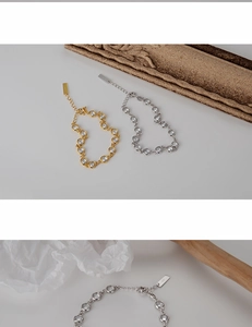 Makroaufnahme von S925 Sterlingsilber-Armbändern mit Zirkonia und Logo-Anhängern