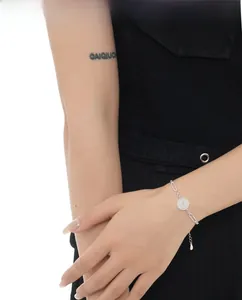 Detailansicht eines S925 Sterling Silber Armbands mit weißem Jadestein am Handgelenk