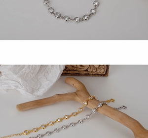 Detailansicht von S925 Silber- und vergoldeten Zirkonia-Armbändern auf einem Dekoelement