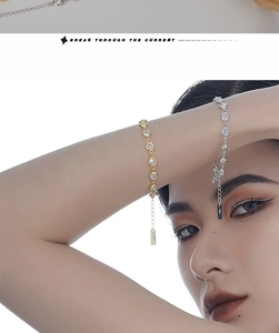 Details der S925 Sterlingsilber Zirkonia Armbänder in Gold und Silber am Handgelenk eines Models