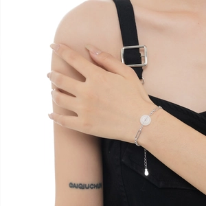 S925 Sterling Silber Armband mit weißem Jade Ping'an Verschluss am Handgelenk