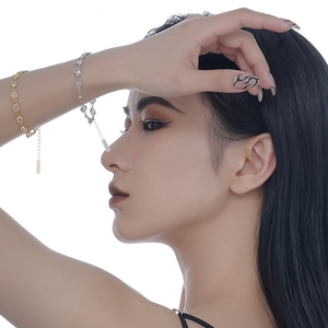 Elegante S925 Sterling Silber Armbänder mit Zirkonia am Model auf weißem Hintergrund