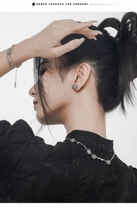 Parure en argent S925 avec aventurine verte et style bambou sur un mannequin