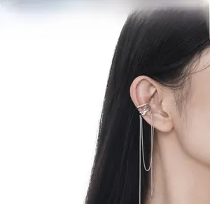 Détail de manchette d'oreille argentée à double chaîne avec franges sur une femme