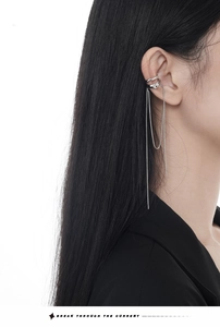 Détail du protège-oreille S925 à double couche argentée avec pompon sur un mannequin