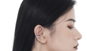Détail du protège-oreille double en argent S925 avec de longues chaînes à pompons