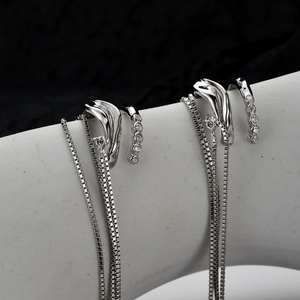 Manchette d'oreille en argent S925 avec zircons pavés et longues franges en chaîne box