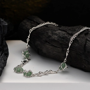Collier bambou en argent S925 avec pierres d'aventurine verte sur support bois noir