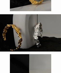 Dettaglio dei bracciali in argento sterling S925 con trama unica a effetto stropicciato