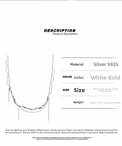 Détail de collier multicouche en argent S925 avec breloques en émail bleu menthe glacé