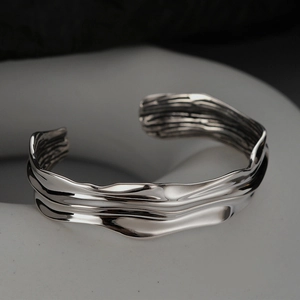Brazalete abierto de plata de ley S925 con textura de lava irregular estilo vintage