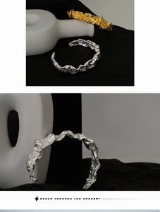 Dettaglio macro della trama lavica irregolare e finitura stropicciata sui bracciali