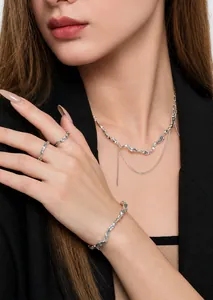 Gros plan du collier multi-rangs en argent sterling bleu menthe avec détail à franges