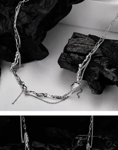 Vue macro d'un collier en argent de style métal liquide avec détail de pendentif lave