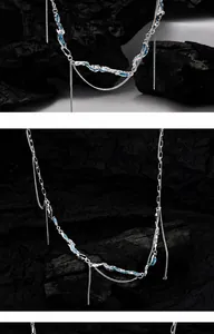 Détail du collier en argent S925 avec textures irrégulières et accents en émail bleu
