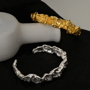 Bracciale Rigido Aperto in Argento Sterling S925 Con Texture a Foglia di Alluminio Irregolare per Donna Heavy Metal Placcato Oro 18K Design Lavico