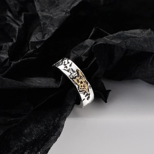 Retro S925 sterling silver ear clip featuring a silver hammered finish and gold skull motif