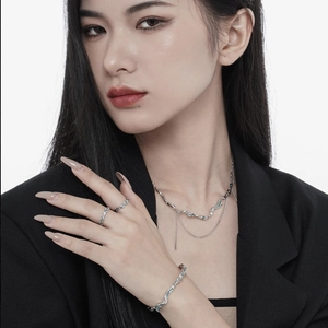 Ensemble collier multicouche en argent S925 avec chaîne bleu menthe et pendentifs glands