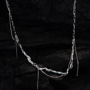 Collier en argent S925 multicouche avec émail bleu menthe et chaînes à franges métalliques