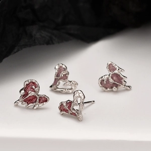 Orecchini a cuore asimmetrici in argento S925 con trama di lava rosa fiore di ciliegio